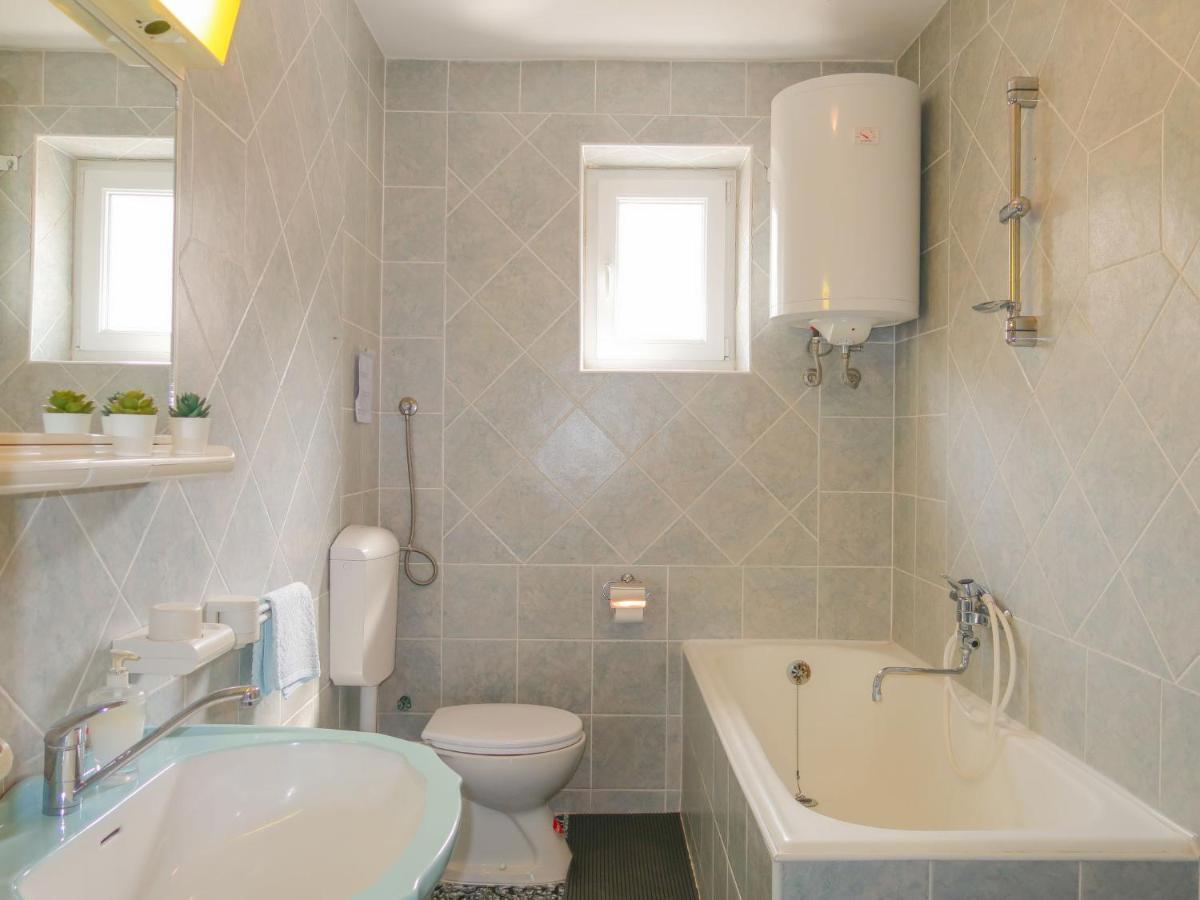 Nena - Snj219 By Interhome *